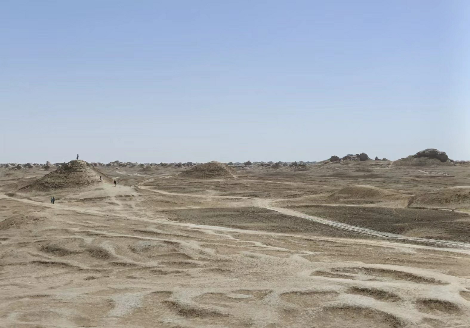 敦煌租車公司：有誰知道企業(yè)租用班車應(yīng)注意的問題？