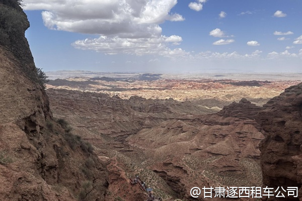 國(guó)慶期間敦煌人多嗎？包車能避開人群?jiǎn)幔? 